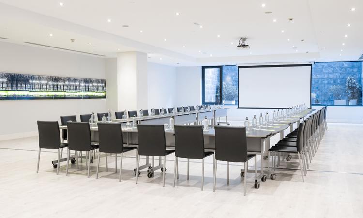 ALAMEDA Nuevo Boston Hotel Madrid- Airport The Alameda meeting room is a 210-square-metre salon with natural light and a maximum capacity for 200 people in the conference layout. The room is equipped with an audiovisual system, free wifi and an exclusive decoration to your liking. Nuevo Boston Hotel Madrid- Airport