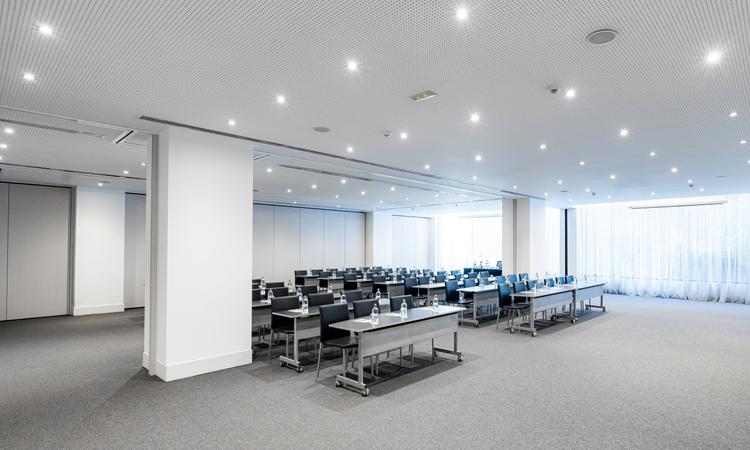 BOTÁNICO A Nuevo Boston Hotel Madrid- Airport The Botánico space consists of 3 rooms A+B+C, totaling 264 square meters. This versatile space, which features natural light, has a maximum capacity of 190 people in a theater-style layout, making it an ideal venue for your conferences and presentations. Additionally, it can be divided into two 100-square-meter rooms and one additional 60-square-meter room. All of them are equipped with advanced high-quality audiovisual systems that ensure a collaborative and productive environment Nuevo Boston Hotel Madrid- Airport