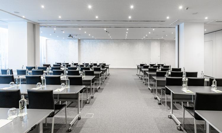 BOTÁNICO A Nuevo Boston Hotel Madrid- Airport The Botánico space consists of 3 rooms A+B+C, totaling 264 square meters. This versatile space, which features natural light, has a maximum capacity of 190 people in a theater-style layout, making it an ideal venue for your conferences and presentations. Additionally, it can be divided into two 100-square-meter rooms and one additional 60-square-meter room. All of them are equipped with advanced high-quality audiovisual systems that ensure a collaborative and productive environment Nuevo Boston Hotel Madrid- Airport