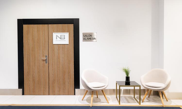 ALAMEDA Nuevo Boston Hotel Madrid- Airport The Alameda meeting room is a 210-square-metre salon with natural light and a maximum capacity for 200 people in the conference layout. The room is equipped with an audiovisual system, free wifi and an exclusive decoration to your liking. Nuevo Boston Hotel Madrid- Airport