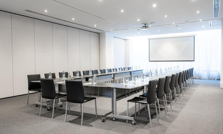 BOTÁNICO A Nuevo Boston Hotel Madrid- Airport The Botánico space consists of 3 rooms A+B+C, totaling 264 square meters. This versatile space, which features natural light, has a maximum capacity of 190 people in a theater-style layout, making it an ideal venue for your conferences and presentations. Additionally, it can be divided into two 100-square-meter rooms and one additional 60-square-meter room. All of them are equipped with advanced high-quality audiovisual systems that ensure a collaborative and productive environment Nuevo Boston Hotel Madrid- Airport