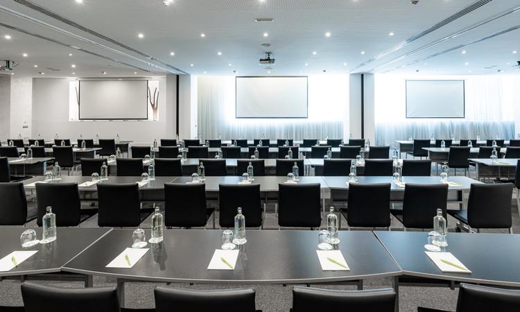 Rosaleda A Nuevo Boston Hotel Madrid- Airport The Rosaleda space consists of three rooms A+B+C, totaling 270 square meters and featuring natural light. It can be divided into three functional rooms, accommodating up to 225 people in a theater-style layout. Additionally, our spaces are equipped with the necessary technology to carry out your meetings and events efficiently Nuevo Boston Hotel Madrid- Airport